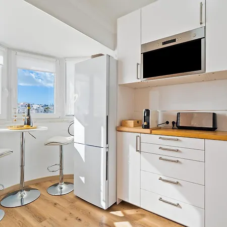 Deluxe Flat Sea View By Holidays Apartment